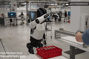 特斯拉Optimus人形机器人进厂打工，娴熟分装电池，还能走更远了